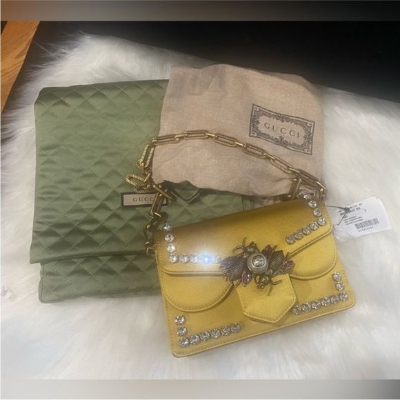 Gucci Broadway Pearly Bee Shoulder Bag
Crystal Embellished Satin - Picture 10 of 14